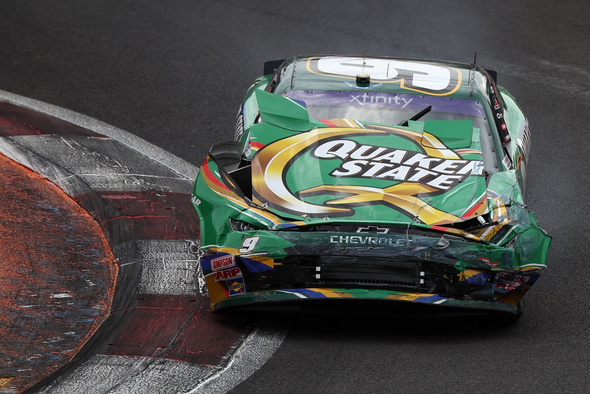 Daniel Suarez crashes in Xfinity qualifying disaster, will start last in Mexico