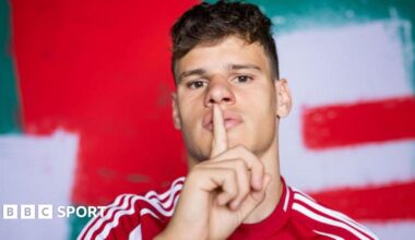 Jack Draper points to the home fans at Queen's