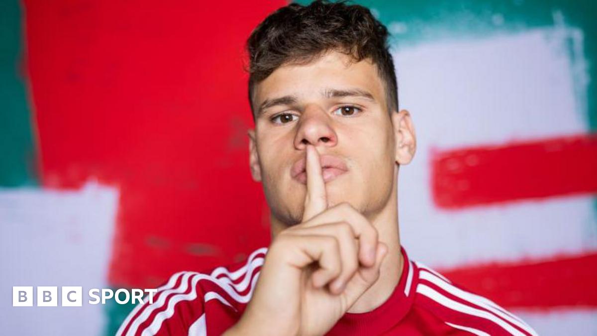 Jack Draper points to the home fans at Queen's