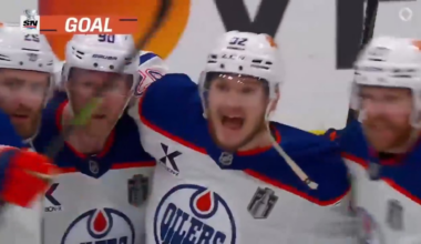 [EDM (3)-3 FLA] Podkolzin scores on the backhand, as the Oilers get their third straight goal of the 2nd period to tie the game