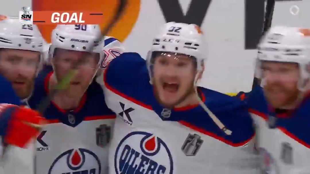 [EDM (3)-3 FLA] Podkolzin scores on the backhand, as the Oilers get their third straight goal of the 2nd period to tie the game