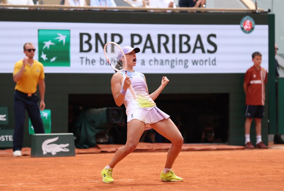 Swiatek roared as she kept her Roland Garros streak alive