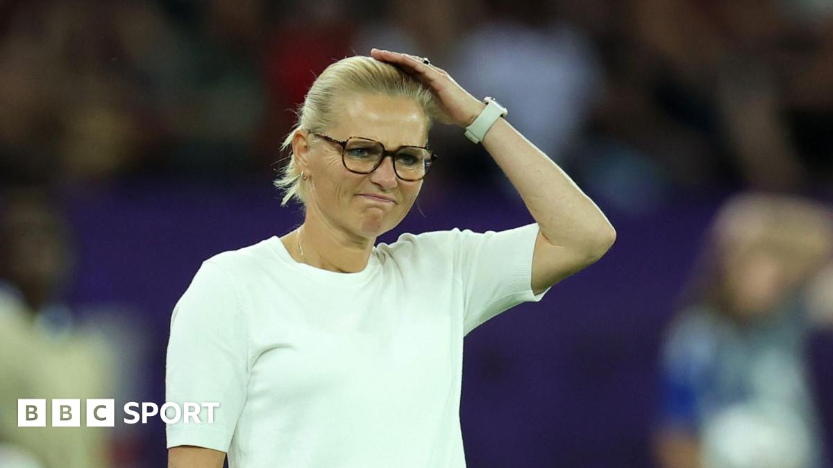 England players react