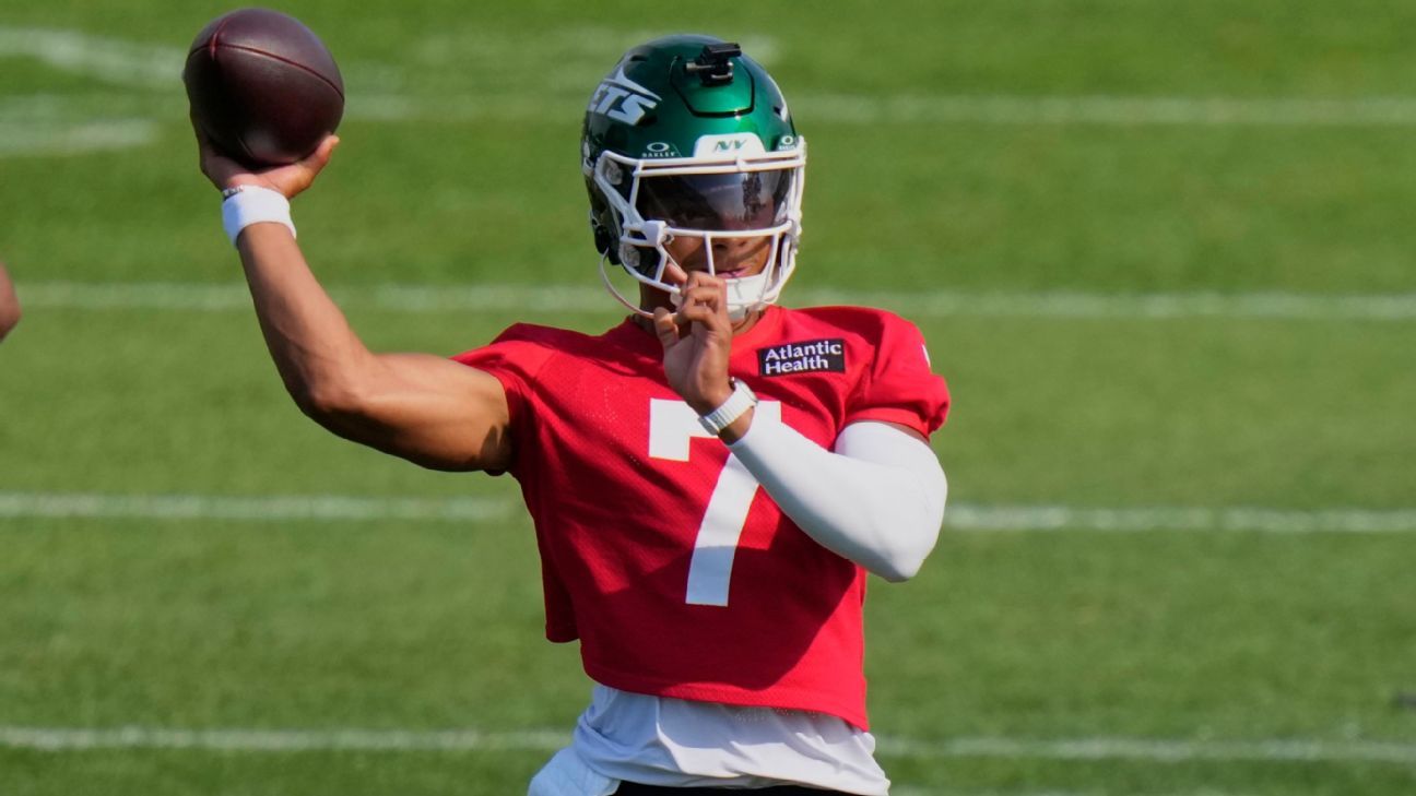 Jets' Justin Fields participates in camp days after toe injury