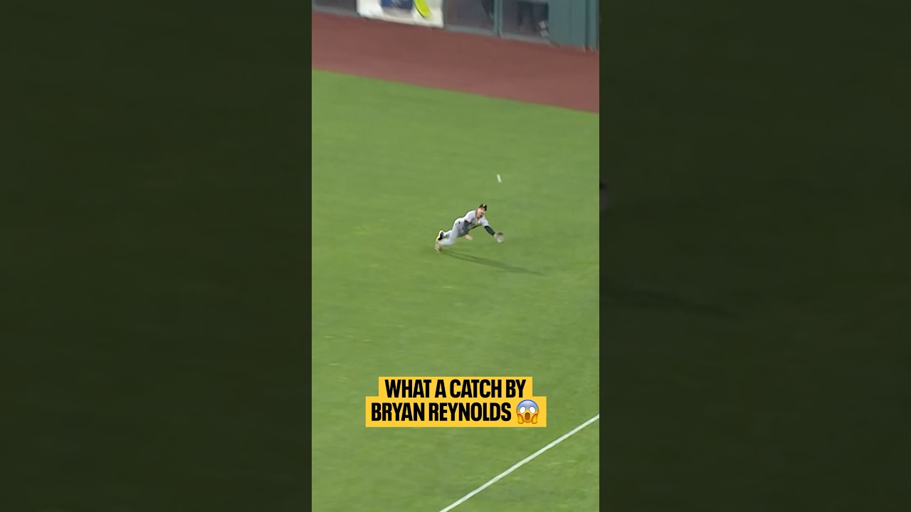 Bryan Reynolds had a 20% chance to catch this ball 😳