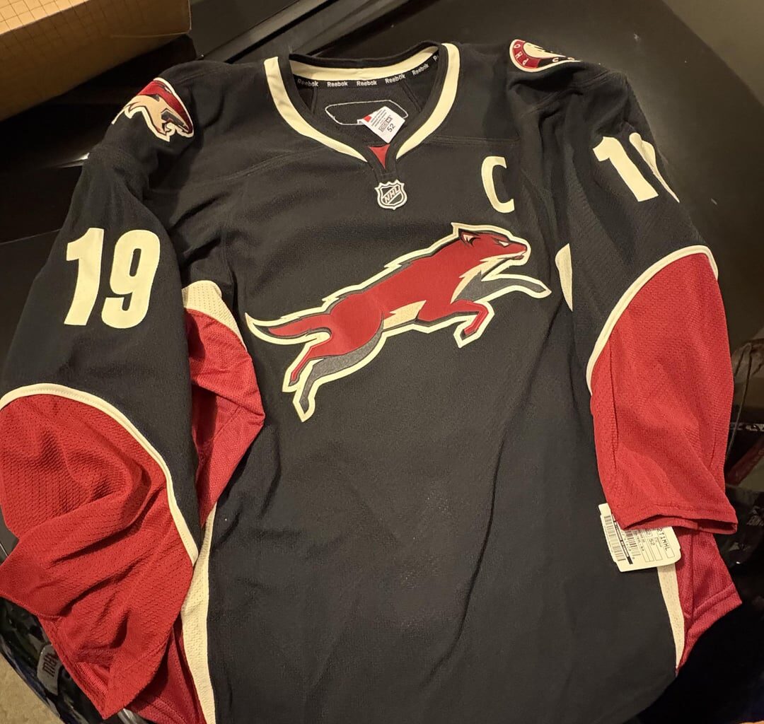 [FS] Looking to sell my team-issued Shane Doan jumping coyote jersey. It’s a size 52. Was looking for $400 US shipped anywhere in North America. Brand new with tags.