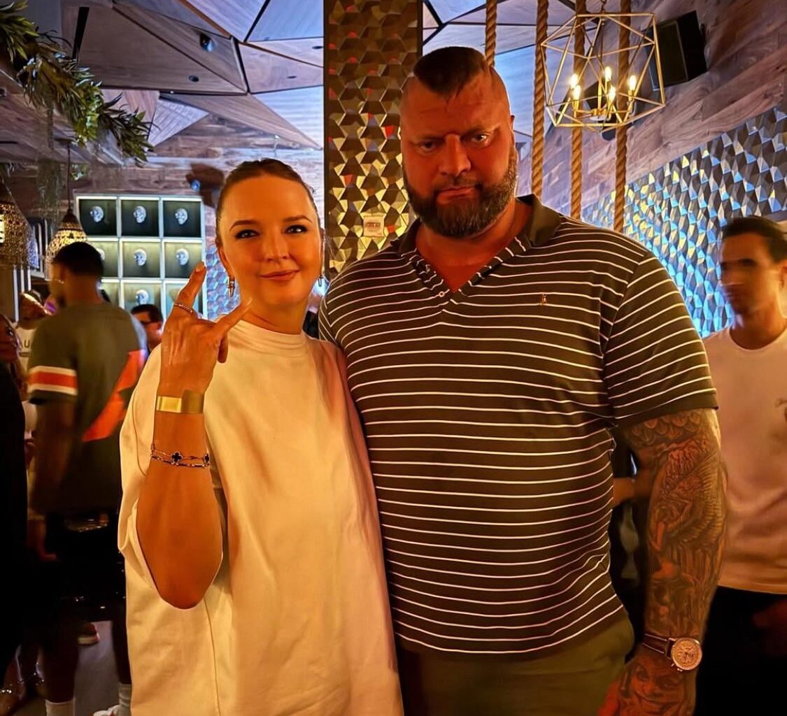 Matas Buzelis’ mom takes a pic with Jokic’s brother. Jokic to the Bulls? 🤔🐴