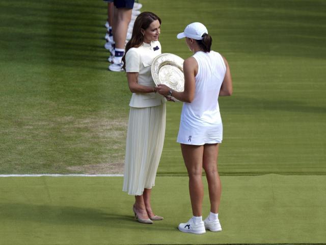 Kate, Princess of Wales, presents Wimbledon winner's trophy to Swiatek, consoling words to Anisimova :: WRALSportsFan.com