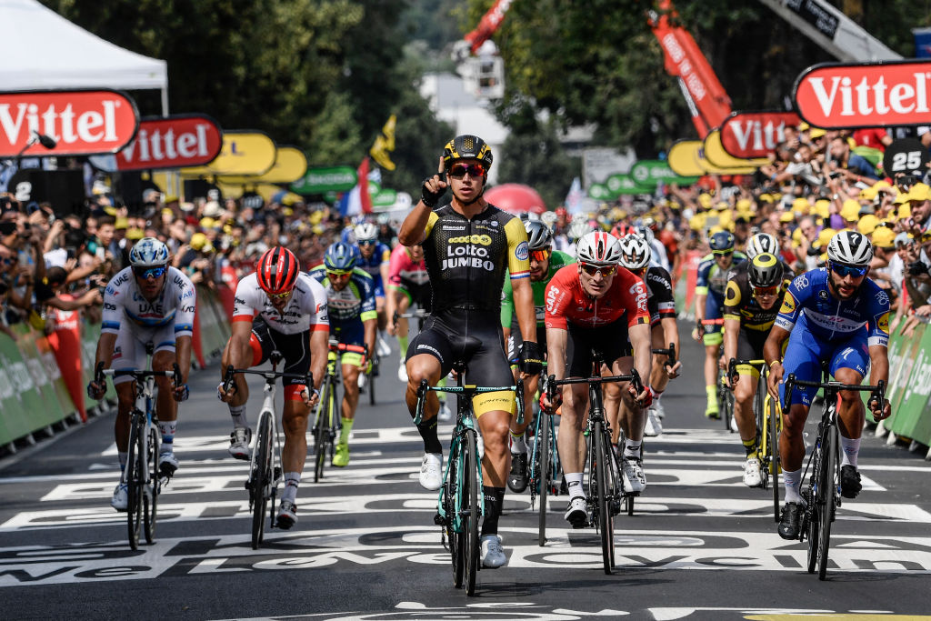 Netherlands' Dylan Groenewegen (C) celebrates as he crosses the finish line ahead of Germany's Andre Greipel (Rear C-R) and Colombia's Fernando Gaviria (R) to win the eighth stage of the 105th edition of the Tour de France cycling race between Dreux and Amiens, northern France, on July 14, 2018. (Photo by Philippe LOPEZ / AFP)