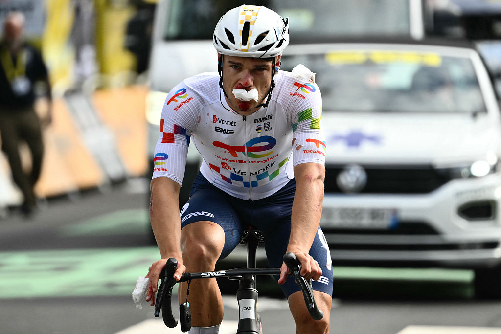 Team TotalEnergies' French rider Emilien Jeanniere cross the finish line with visible injuries and gauze in his mouth after suffering a crash just metres from the finish of the 3rd stage of the 112th edition of the Tour de France cycling race, 178.3 km between Valenciennes and Dunkerque (Dunkirk), Northern France, on July 7, 2025. (Photo by Marco BERTORELLO / AFP)