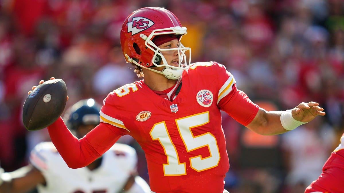 [Woodroof] Mahomes: "I was actually at home when the Dončić trade happened in bed like I'm sure a lot of people were, and I remember rolling over and waking my wife up to tell her, like she cared as much as I did. She basically put on a good face for me, but she rolled over, went back to sleep"