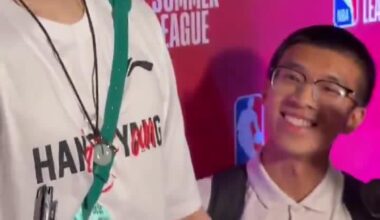 (@BenGolliver) Blazers rookie center Yang Hansen taps his wrist to show he’s ready for “Dame Time” with Damian Lillard