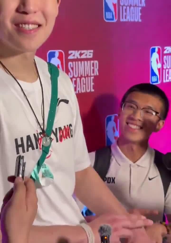 (@BenGolliver) Blazers rookie center Yang Hansen taps his wrist to show he’s ready for “Dame Time” with Damian Lillard