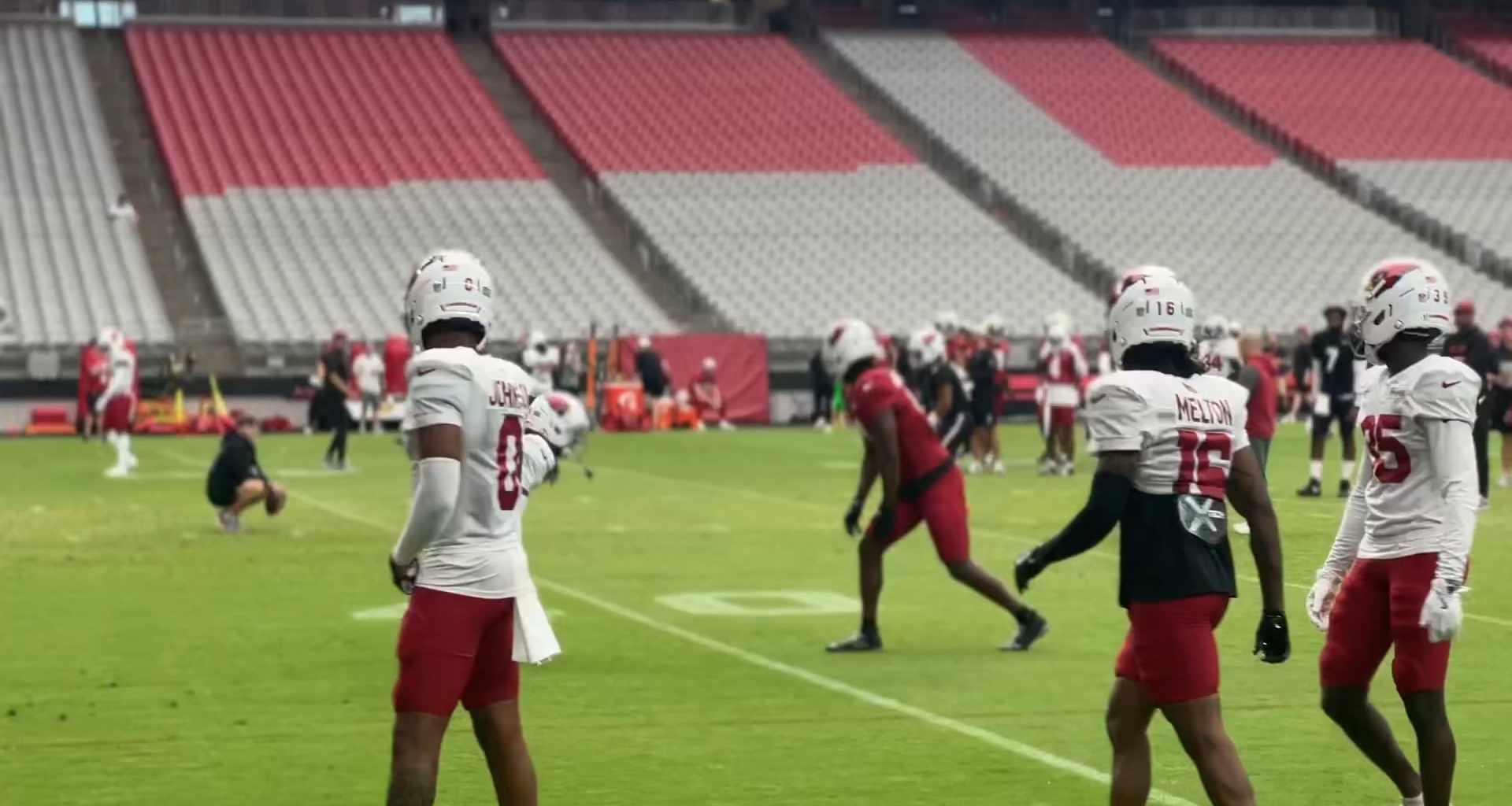 MHJ makes a spectacular one handed catch over Denzel Burke