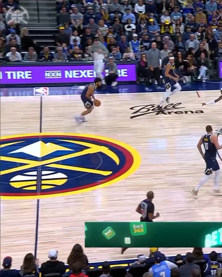 Mal was giving out some dance lessons last season🏀🏔️