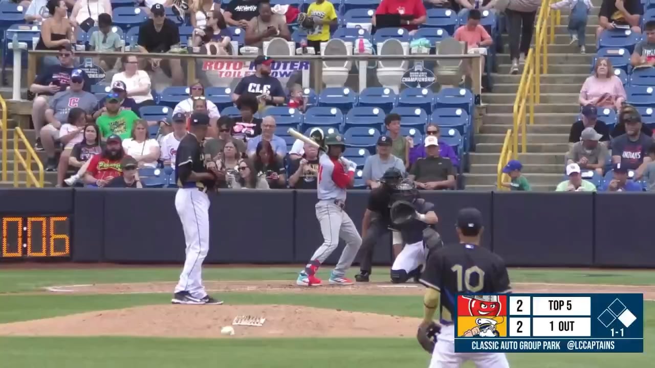 [MiLB] El Mutante -- Leo De Vries -- flies one onto the berm 👽