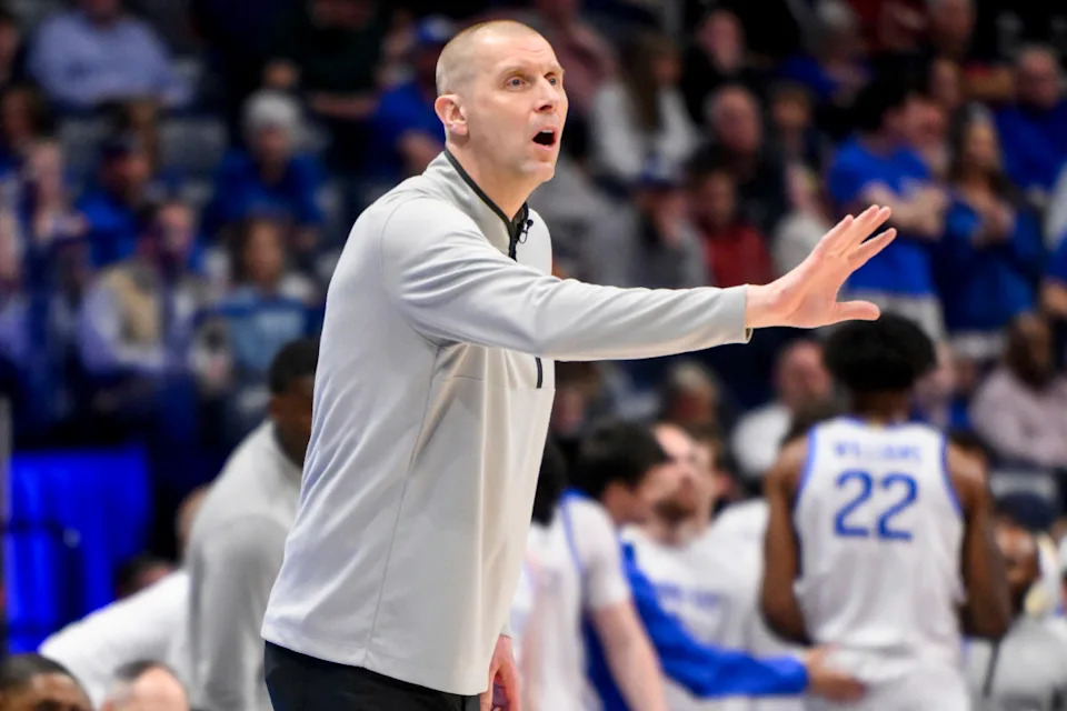 Mar 13, 2025; Nashville, TN, USA; Kentucky Wildcats head coach Mark Pope gives instructions to his team against the Oklahoma Sooners during the first half at Bridgestone Arena. Mandatory Credit: Steve Roberts-Imagn Images© Steve Roberts-Imagn Images