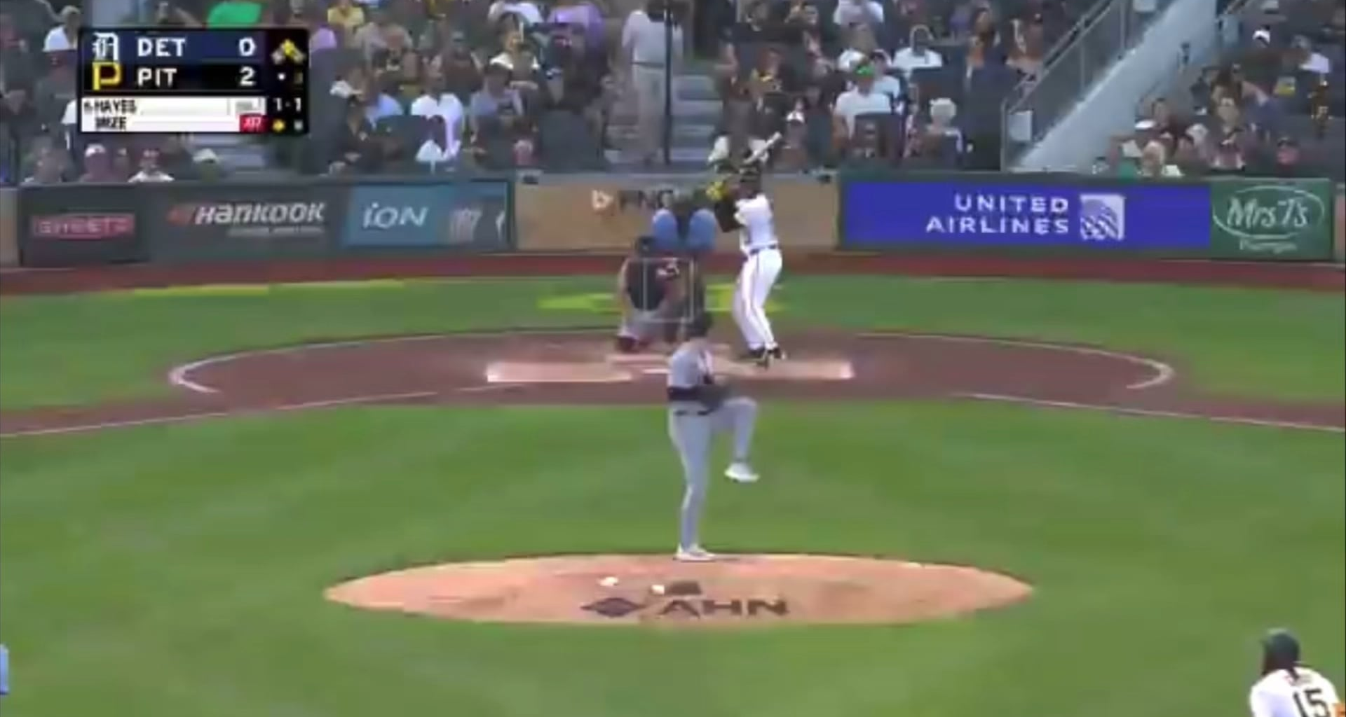 Oneil Cruz catches the Tigers sleeping after an error