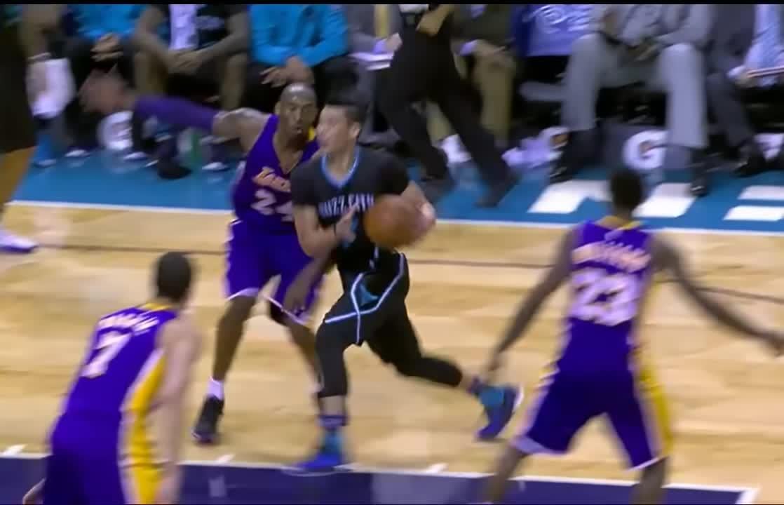 [Highlight] Kobe Bryant DECAPITATES Jeremy Lin. Common Foul.