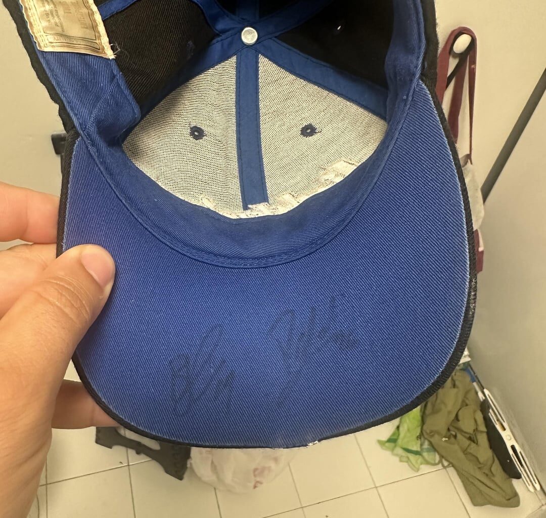 Who are the signatures on this wool hat?