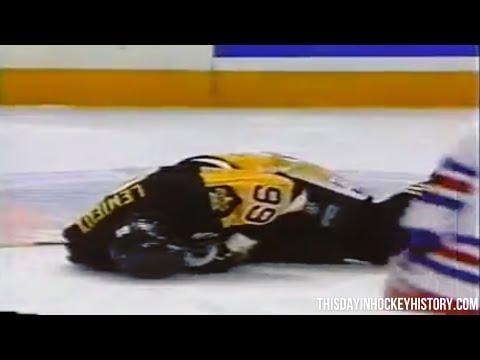 Graves breaks Lemieux's Hand....Mario Lemieux Slashed by Adam Graves May 5, 1992 1