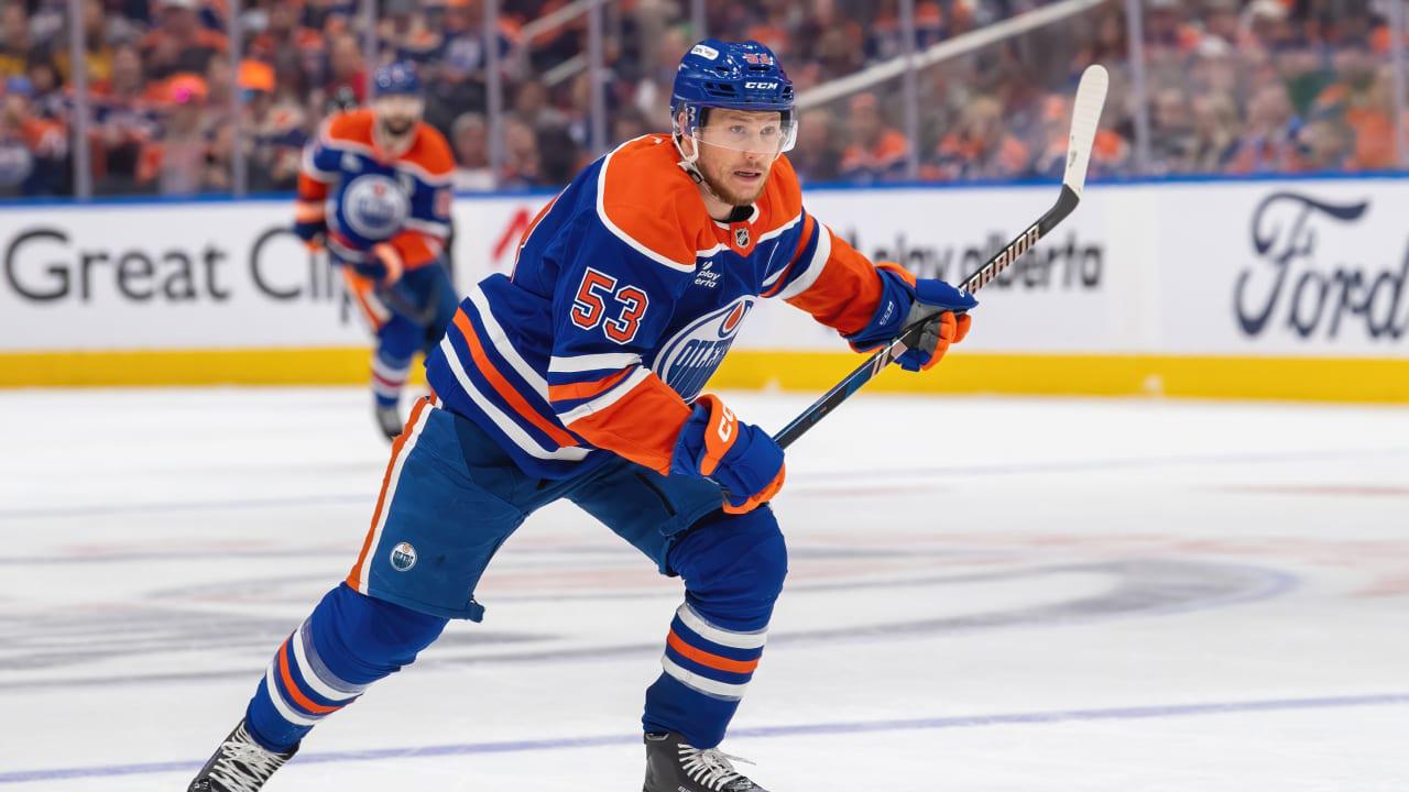 Sharks sign forward Jeff Skinner to one-year contract