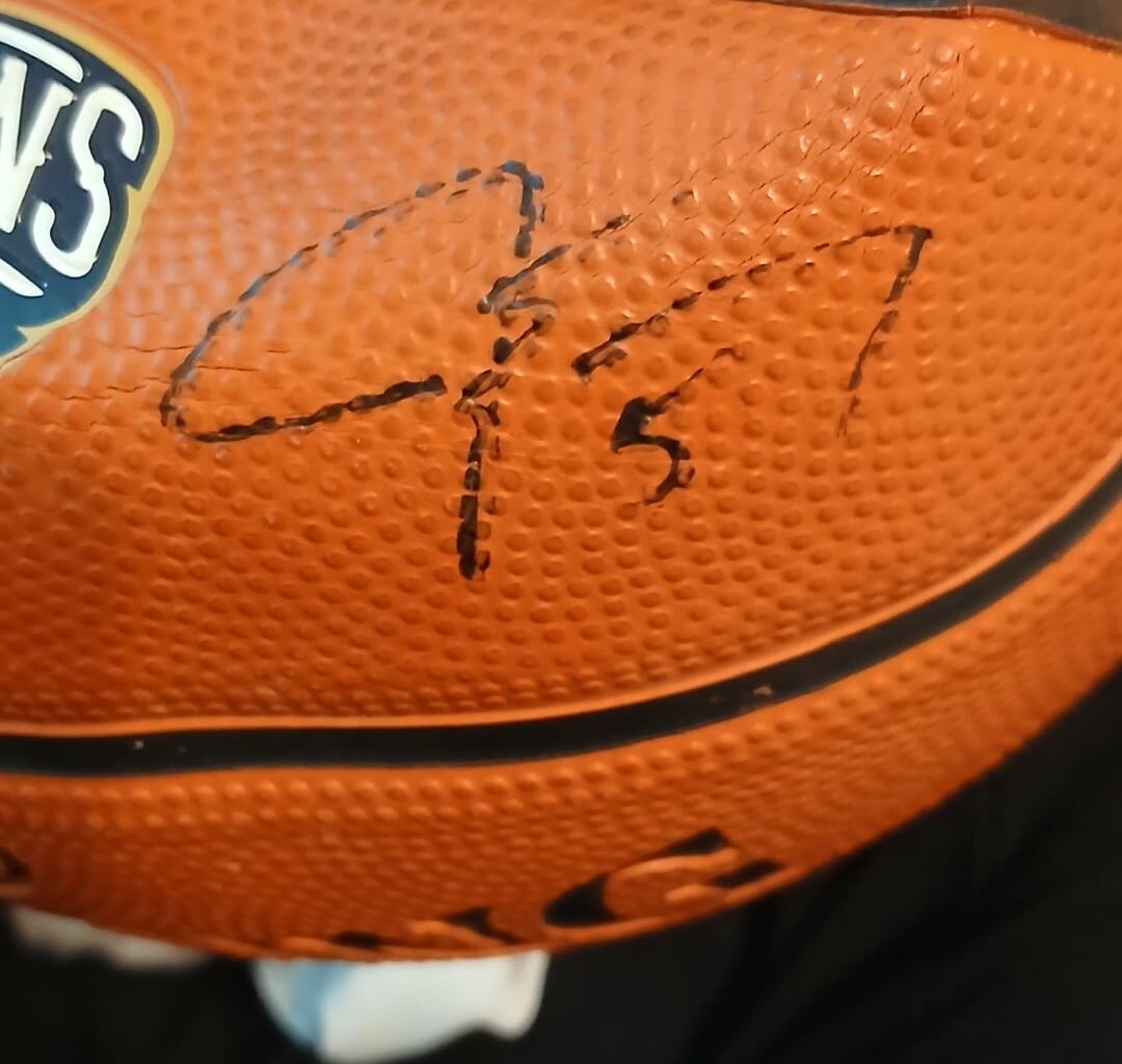 Can any identity these signatures on NO Pelicans ga.e ball?