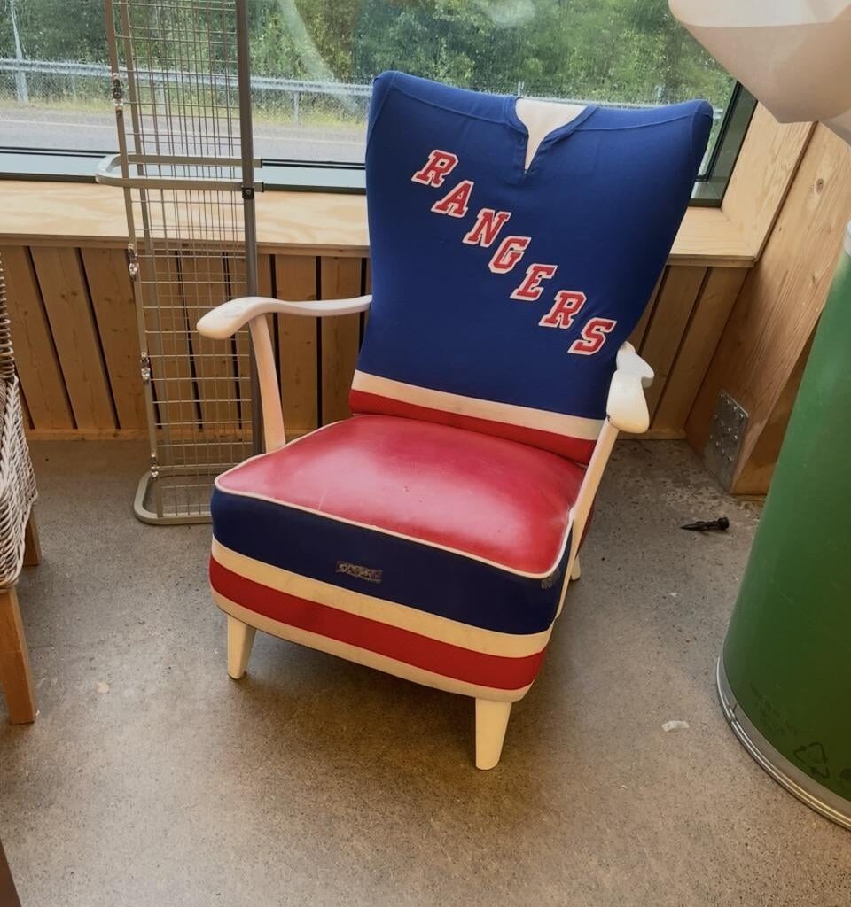 Found this in a charity shop in Sweden, worth the 10$?