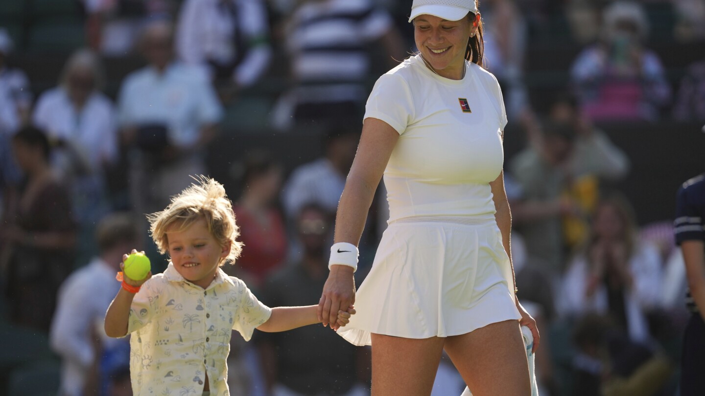 Anisimova celebrates with nephew after Wimbledon win
