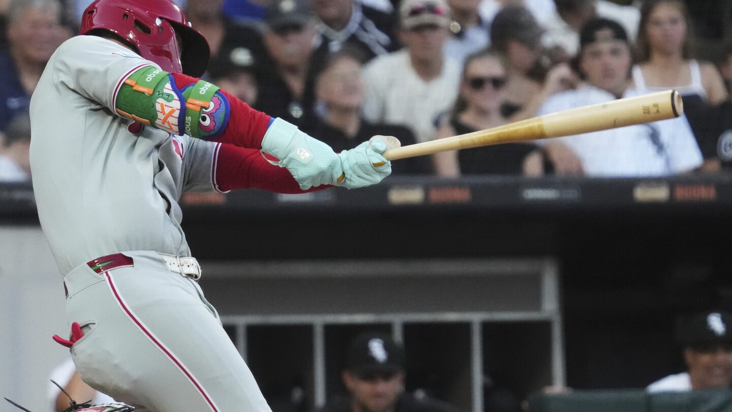 Manfred confronted by Harper during meeting, AP source says