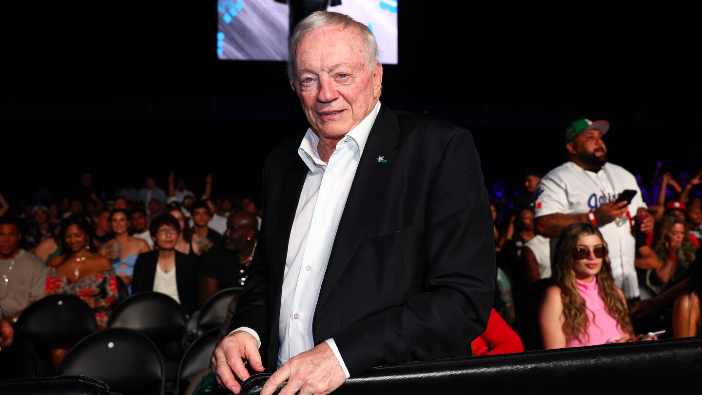 Micah Parsons takes note of shade from Jerry Jones