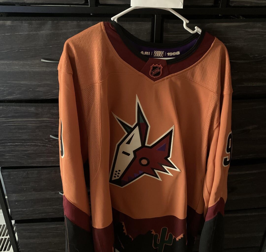 Selling a Coyotes Reverse Retro 2.0 Keller in size 50