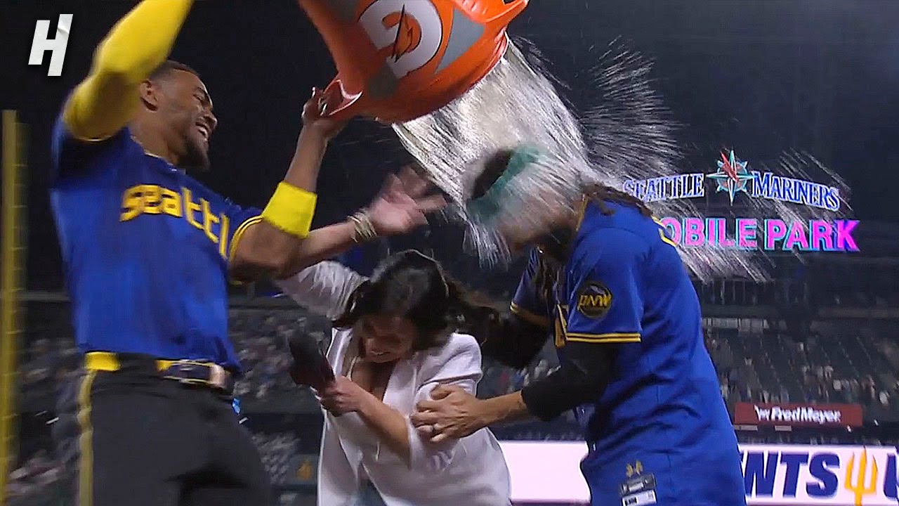 J.P. Crawford with the WALK-OFF HOME RUN for the Mariners 💥 Reporter Gets Soaked