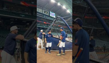 The boys talkin’ shop! #baseball #houston #mlb #houstonastros #josealtuve #mauriciodubon