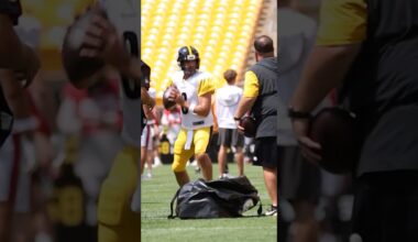 Aaron Rodgers throwing at Acrisure Stadium