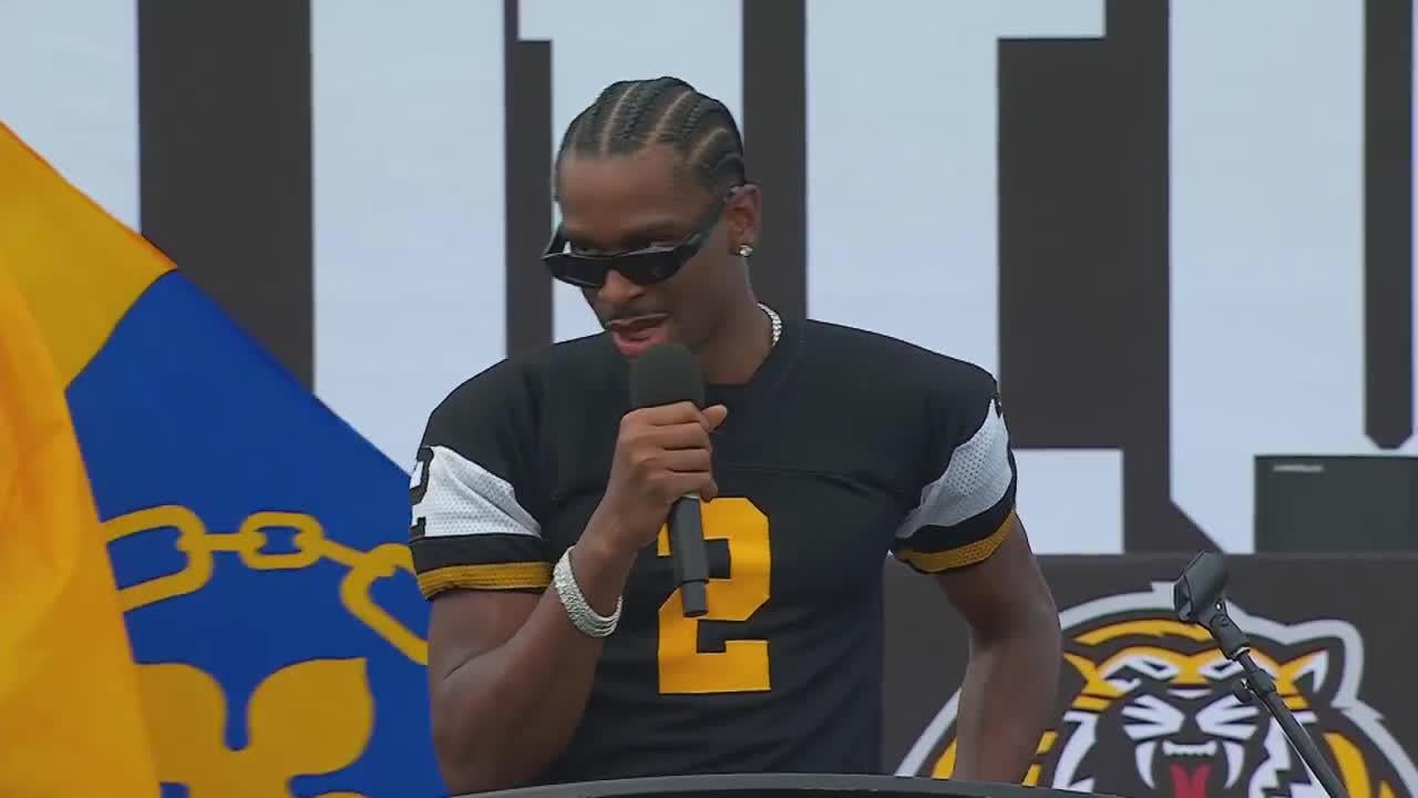 SGA proudly reps his hometown as he brings the Larry O'Brien trophy to Hamilton, Ontario | "People would always ask me where I was from.  Some of my teammates and would often say Toronto because it's more recognized...I took pride in letting everyone know I was from Hamilton."