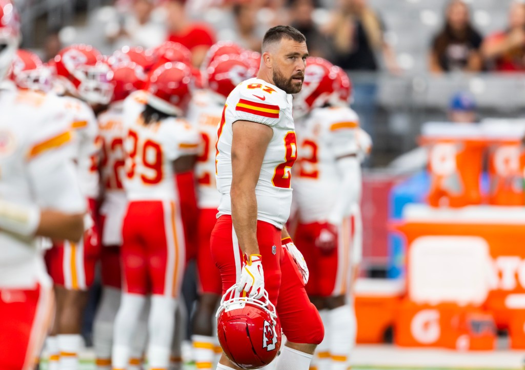 Kansas City Chiefs tight end Travis Kelce (87) against the Arizona Cardinals during a preseason NFL game at State Farm Stadium.