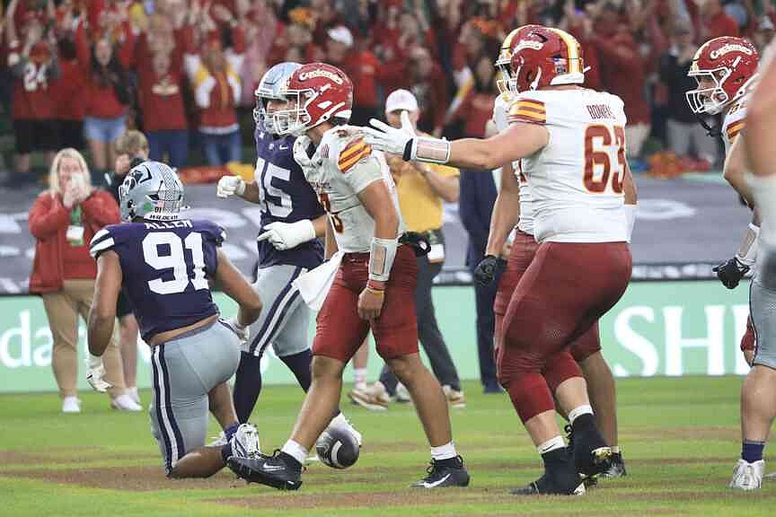 Cyclones hang on, top ’Cats