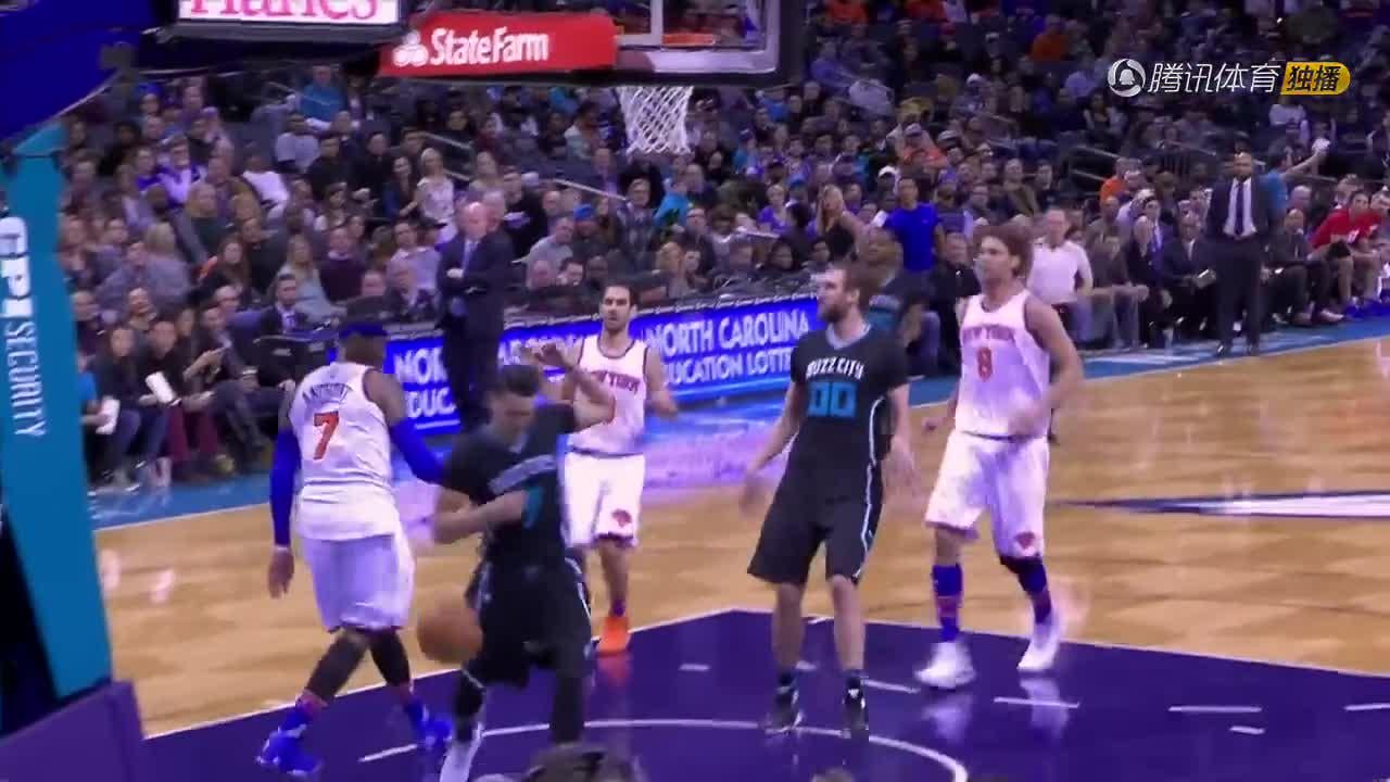 [Highlight] Carmelo Anthony hits Jeremy Lin across the face