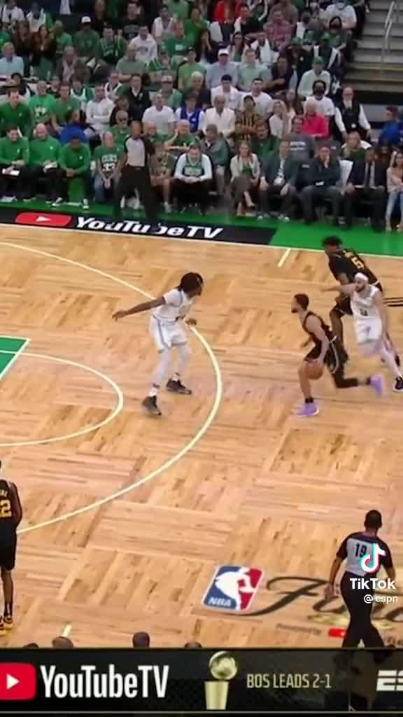 [Highlight]: Steph Curry destroys the Celtics in Game 4 of the 2022 Finals