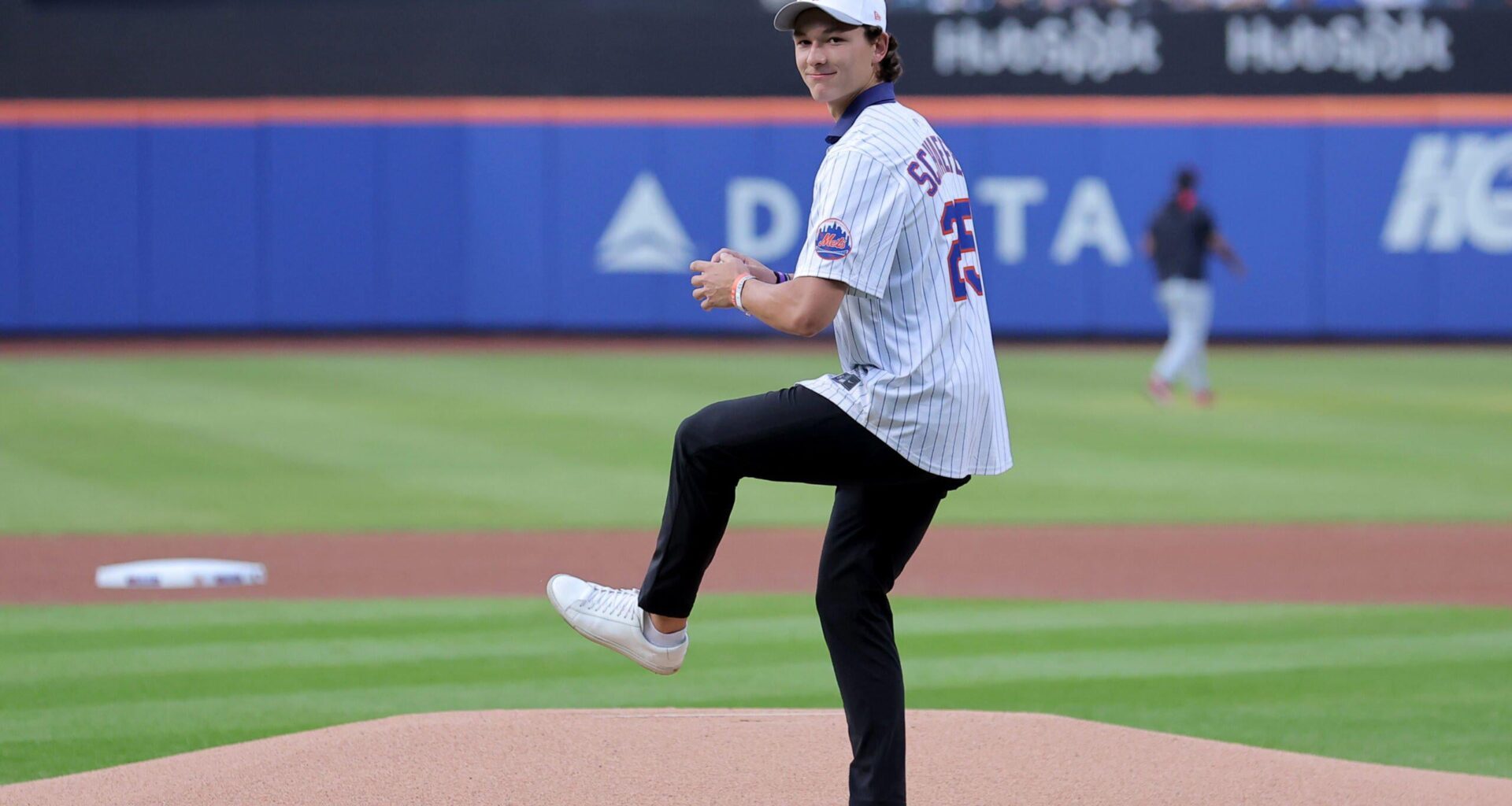 New York Islanders '25 1st Overall Pick Matthew Schaefer Signs ELC