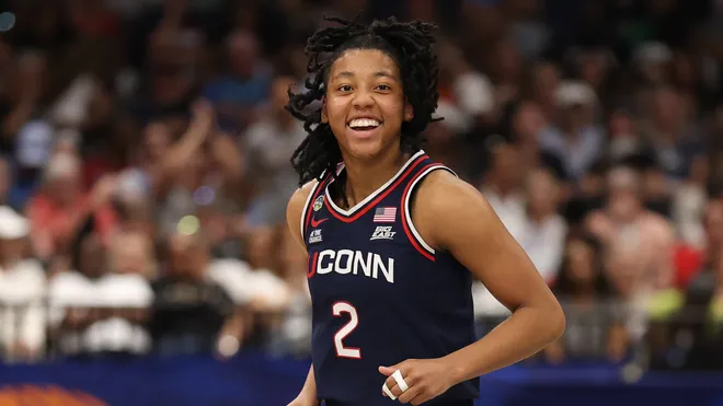 UConn Star Kamorea Arnold Drops 4-Word Message for $90,000,000 Worth NBA Star Over Heartwarming Gesture