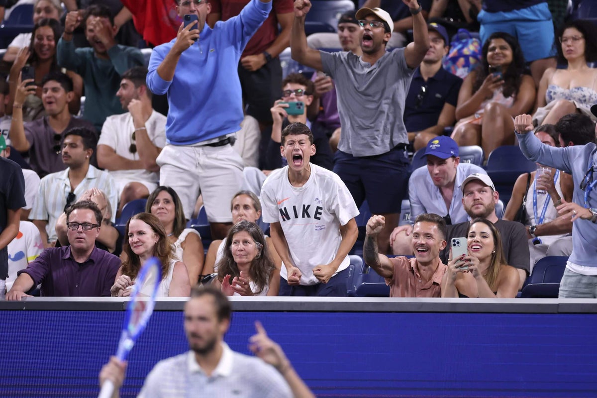 Daniil Medvedev’s U.S. Open match vs. Benjamin Bonzi delayed after crowd refuses to be quiet