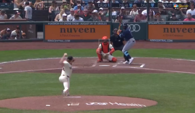 Giants CF Jung Hoo Lee makes an amazing catch by securing the ball between his knees.
