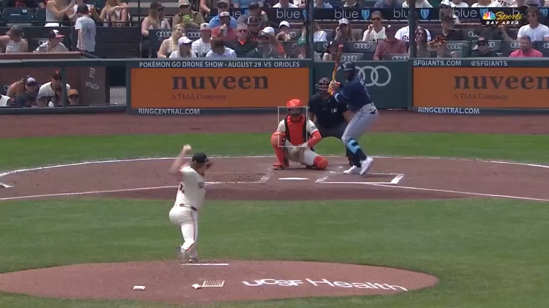 Giants CF Jung Hoo Lee makes an amazing catch by securing the ball between his knees.