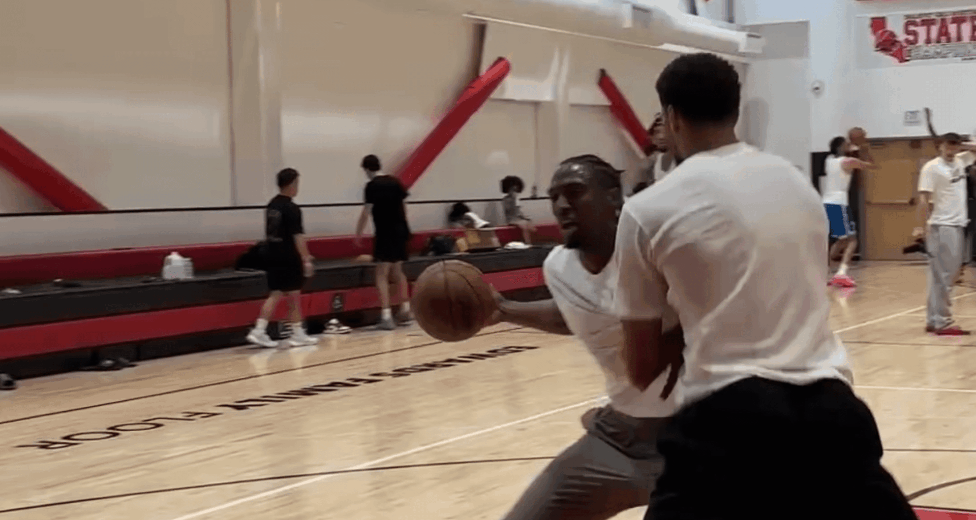 Tyrese Maxey, Zach LaVine and Kelly Oubre Jr. get in 1-on-1 runs during summer workout