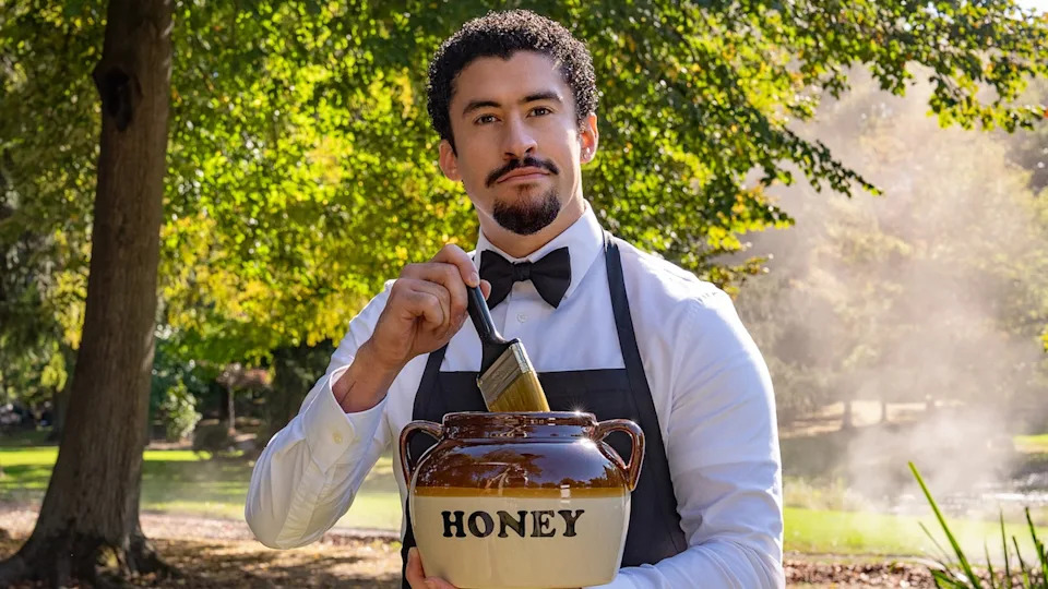 Oscar holding giant honey jar in Happy Gilmore 2