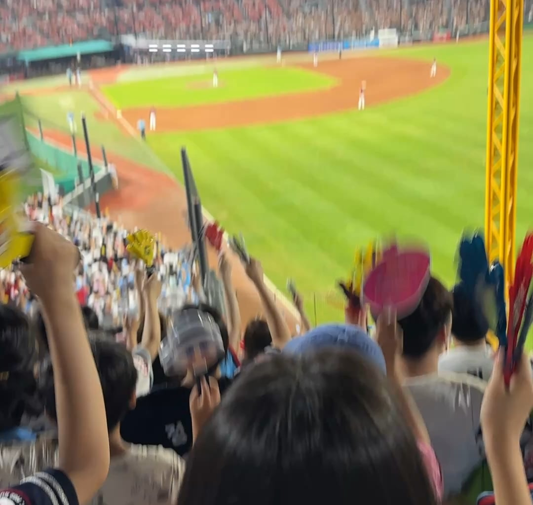 Can MLB fans show this kind of energy?