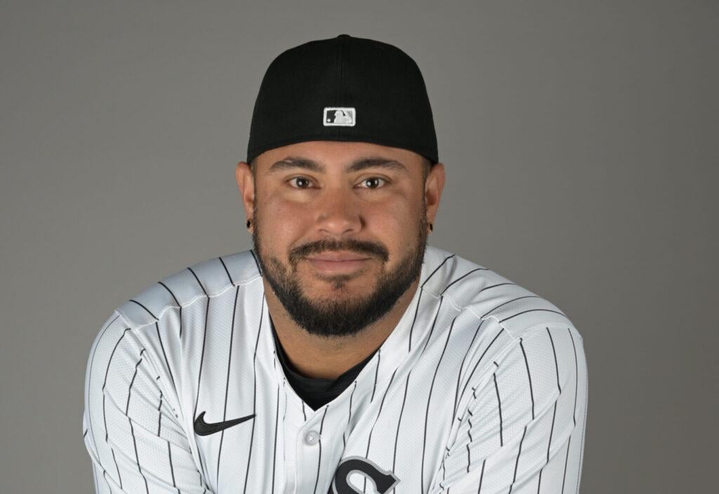 Rangers sign Omar Narvaez to a minor-league deal.