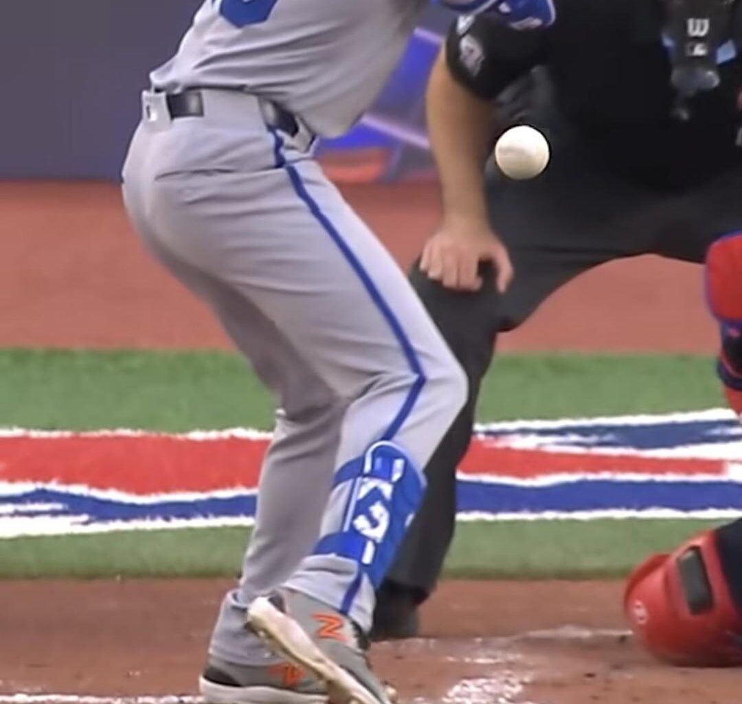 Someone on instagram pointed out to me that Mike is still rockin his Giants away cleats 😅